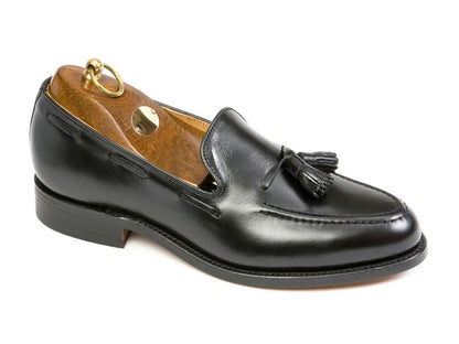 FINCHLEY Men's Black Calf Tassel Loafer angle