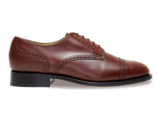 The GUILDFORD Mens Extra Wide H Fit Brown Brogue Oxford Shoe by Sanders highlights British shoemakings elegance. It features brown leather with decorative perforations, a low black heel, and durable Goodyear welted construction against a white background.